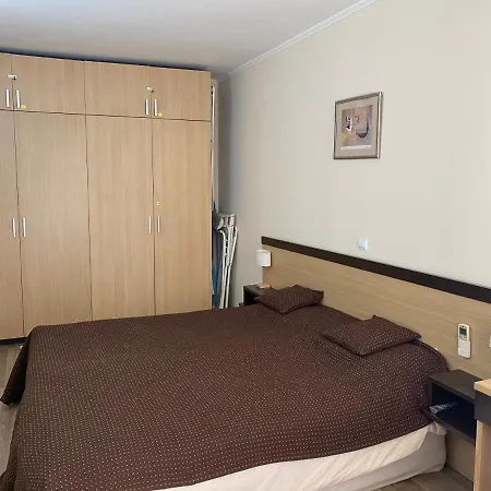 First Line At מלון דירות 4*