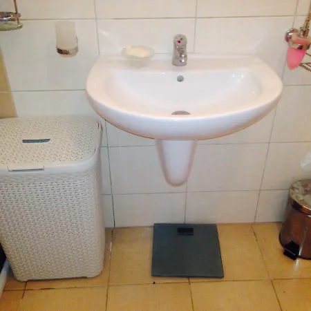 First Line At מלון דירות 4*