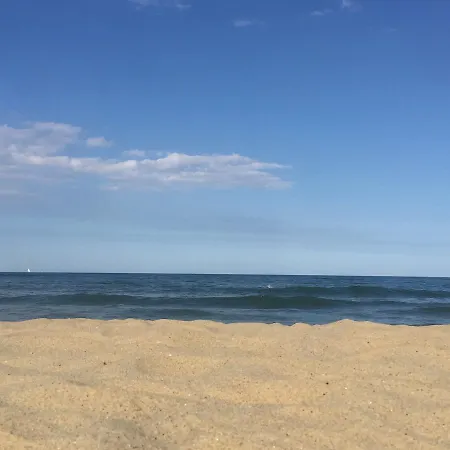 First Line At מלון דירות 4*