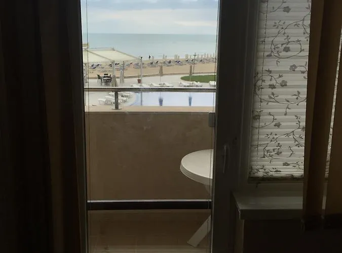 First Line At 公寓式酒店 4*